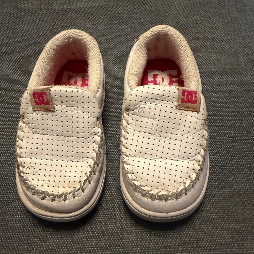 DC Shoes Toddler Girls White Pink Slip On Perforated Moccasin Sneakers Size 5‎